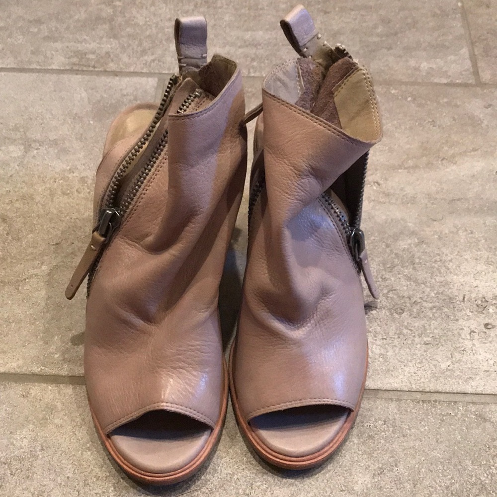 Dolce Vita open toe and heel shoes Size 8.5.